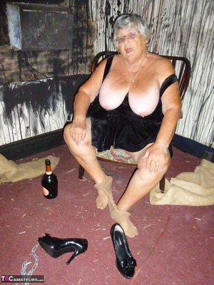 TAC Amateurs are pleased to offer you a free photos featuring Grandma Libby in toying her snatch