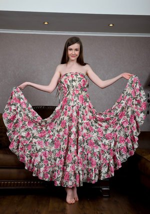 Met Art invite you to explore free pictures featuring Emily Bloom showing amazing body