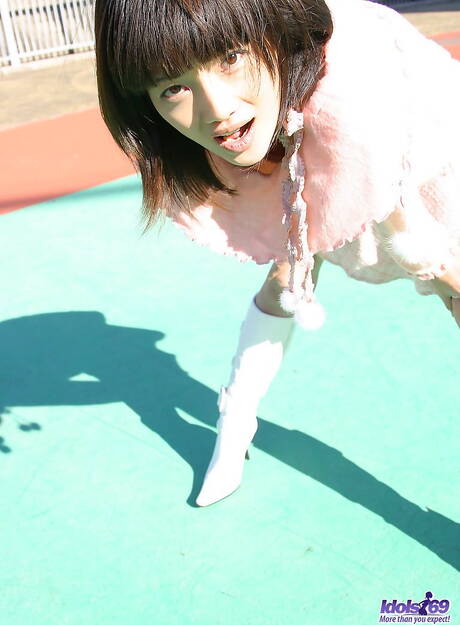 Idols 69 offers a free photo gallery with Nana demonstrating beautiful form