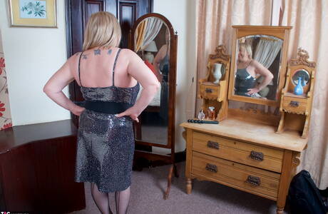 TAC Amateurs are pleased to offer you xxx pictures featuring Speedybee in toying twat porn scene